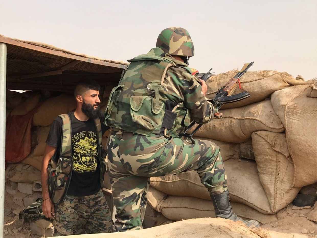 Сирийская армия и бойцы народного ополчения во время наступления в районе Джафра в Дейр-эз-Зоре Сирийская армия и бойцы народного ополчения во время наступления в районе Джафра в Дейр-эз-Зоре