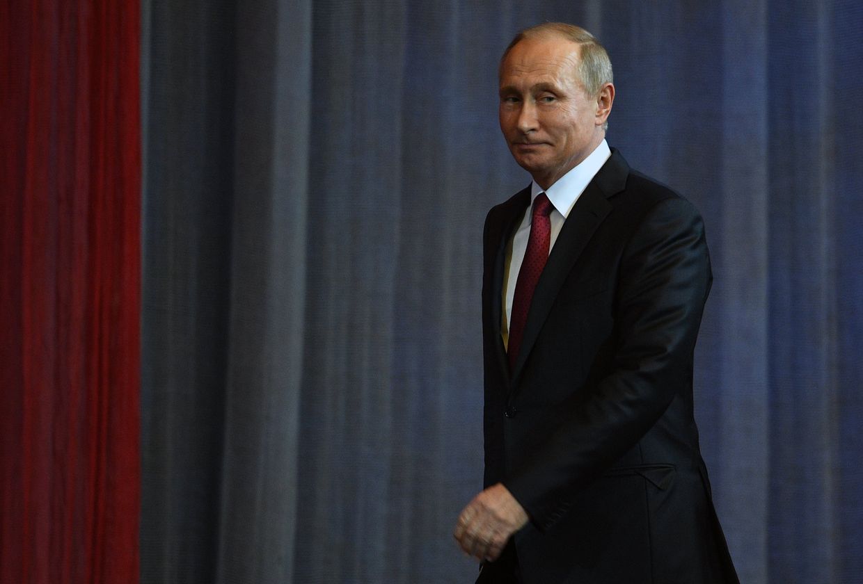 Президент РФ В. Путин посетил праздничный концерт по случаю Дня учителя