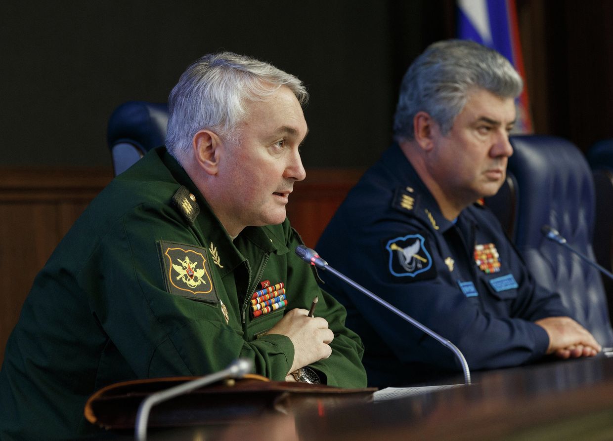 Начальник Главного оперативного управления Генерального штаба Вооруженных сил РФ генерал-полковник Андрей Картаполов во время брифинга по ситуации в Сирии