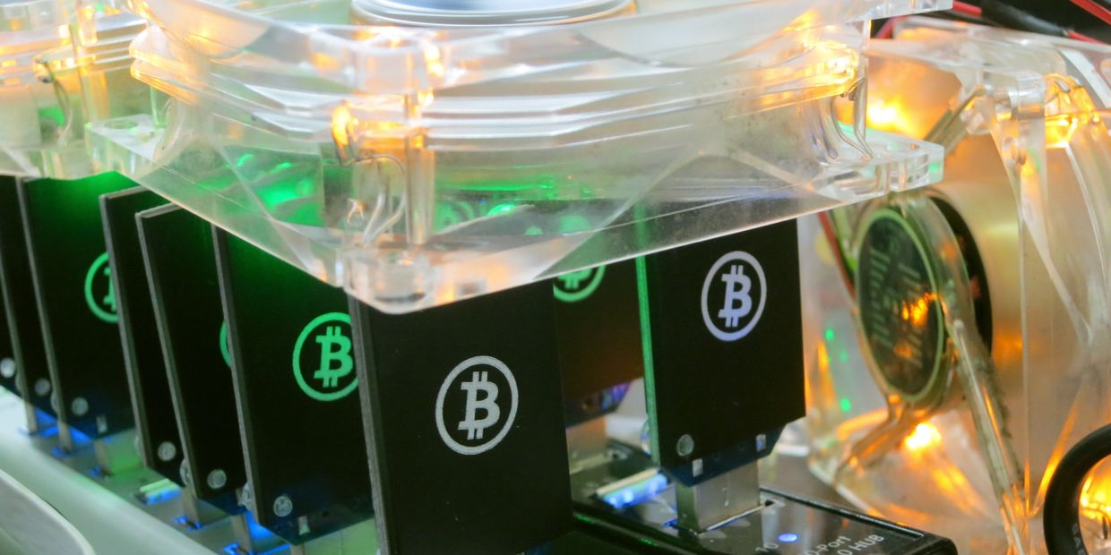 Майнер биткойнов