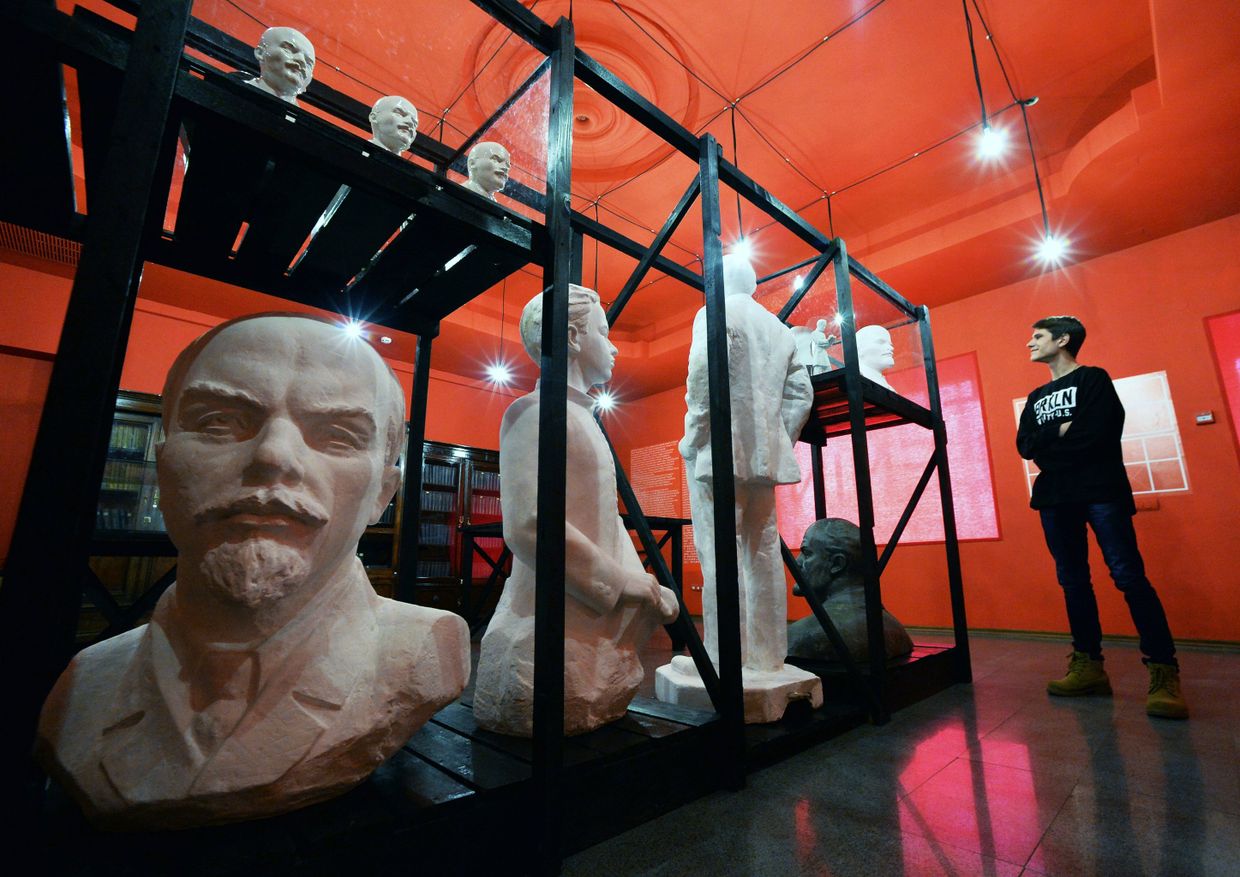 Посетитель на выставке LENIN. Образ вождя в Приморском государственном объединенном музее имени В.К. Арсеньева во Владивостоке