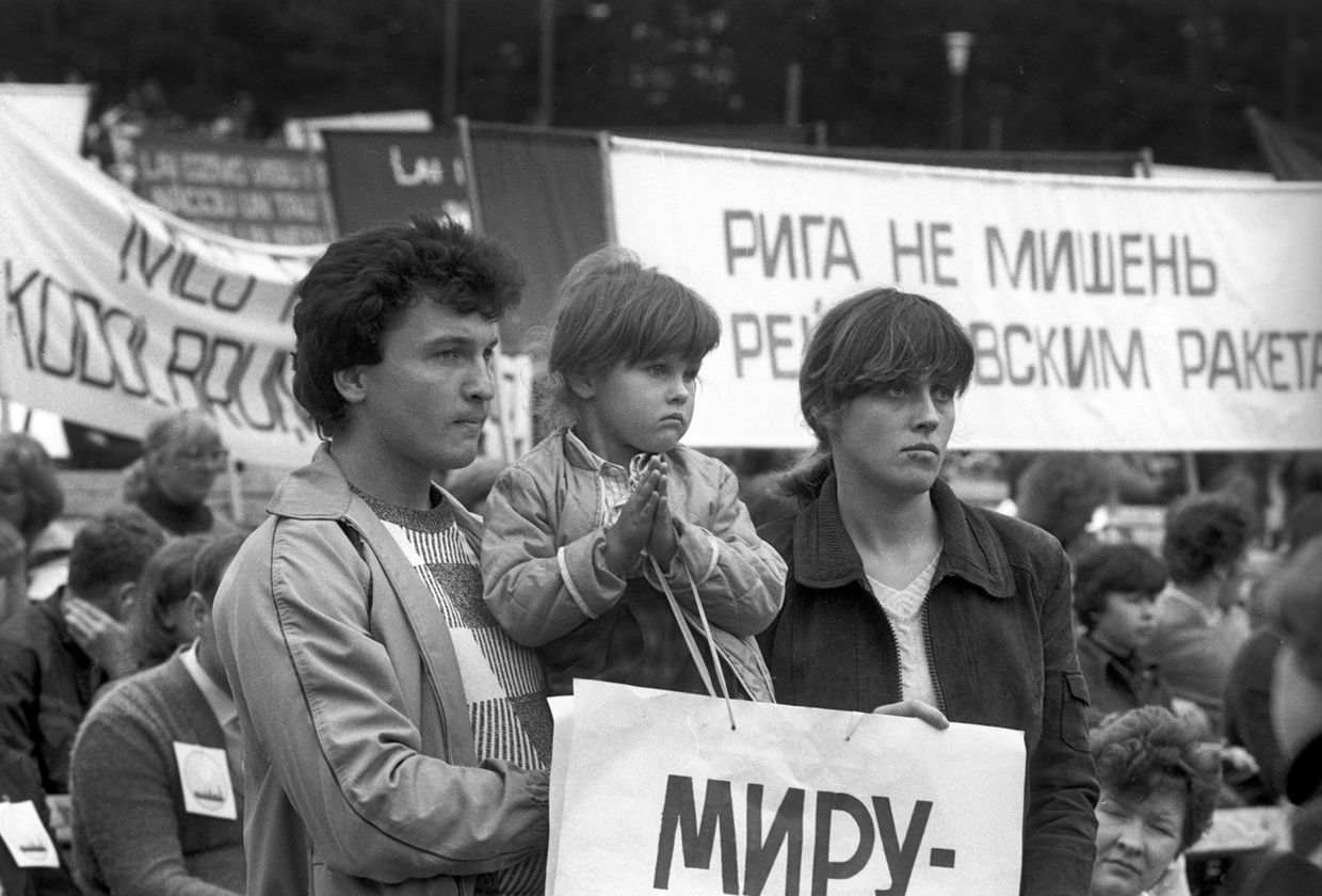 Антивоенная манифестация «Молодежь Риги против ракет НАТО» в 1983 году Антивоенная манифестация «Молодежь Риги против ракет НАТО» в 1983 году