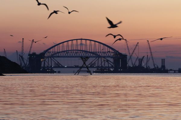Установка автодорожной арки Крымского моста Установка автодорожной арки Крымского моста