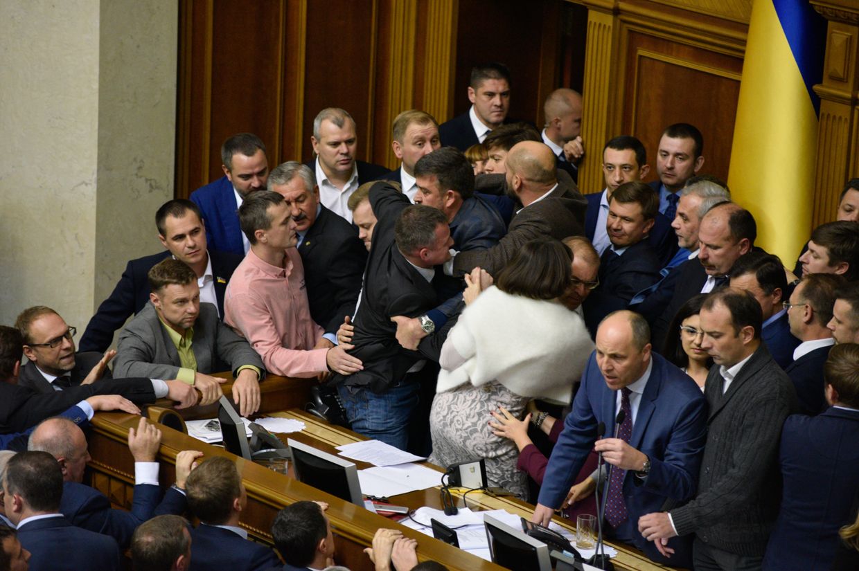 Депутаты на заседании Верховной рады Украины в Киеве