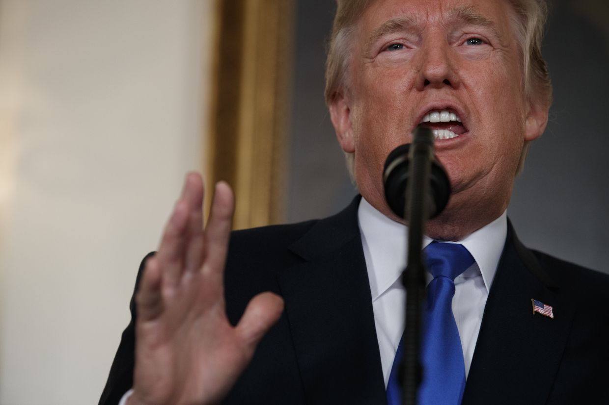 Президент США Дональд Трамп говорит об Иране в Дипломатической комнате Белого дома в Вашингтоне, США. 13 октября 2017