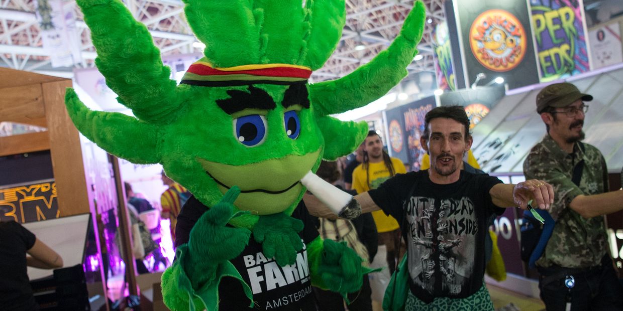 Посетители ярмарки Spannabis 2017 в Испании