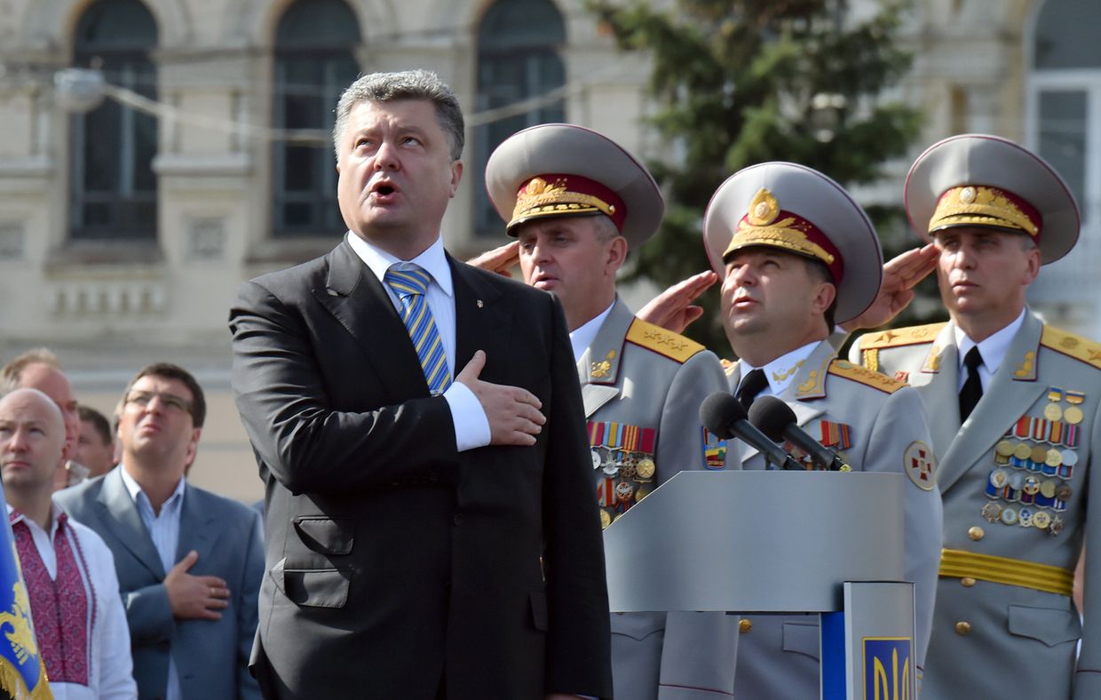 Президент Украины Петр Порошенко во время военного парада, посвященного 23-й годовщине независимости Украины Президент Украины Петр Порошенко во время военного парада, посвященного 23-й годовщине независимости Украины