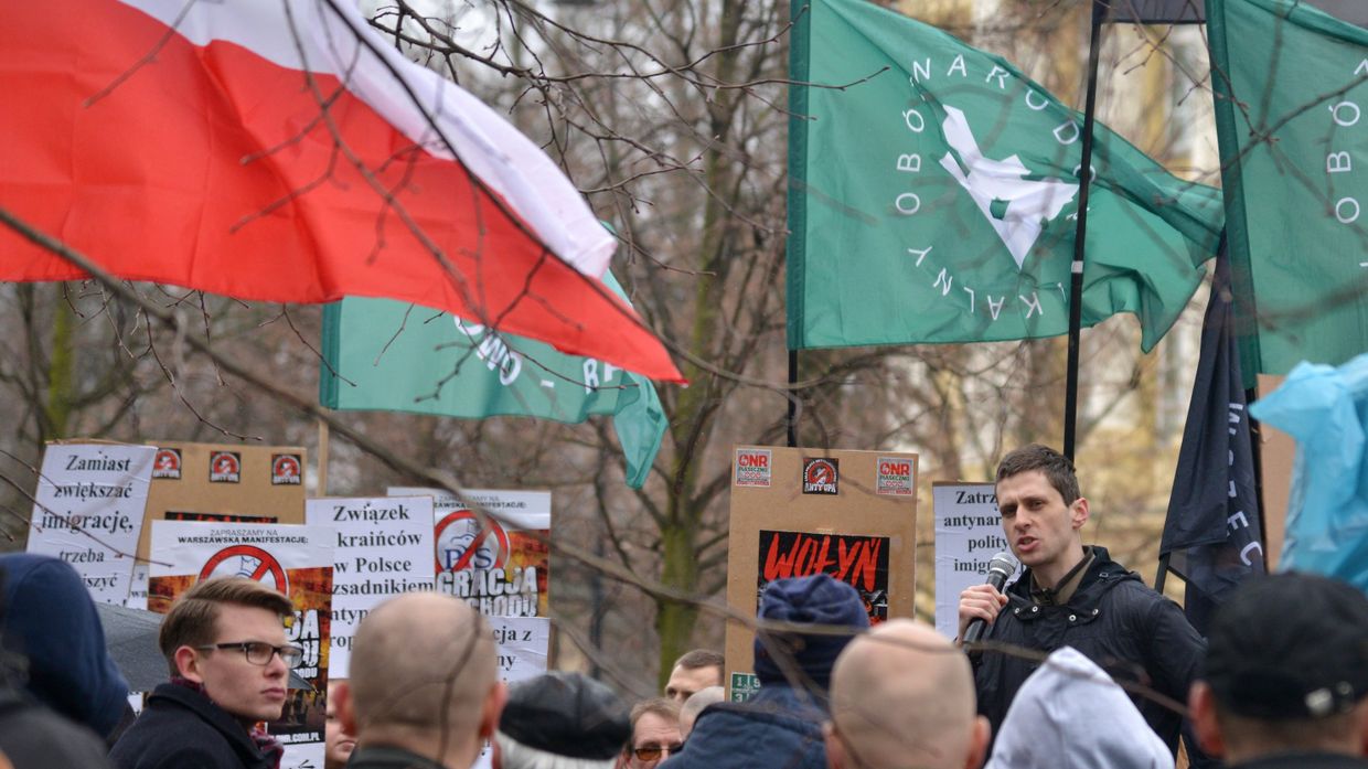 Участники митинга против возросшего числа украинских мигрантов в Варшаве. 18 марта 2017 года