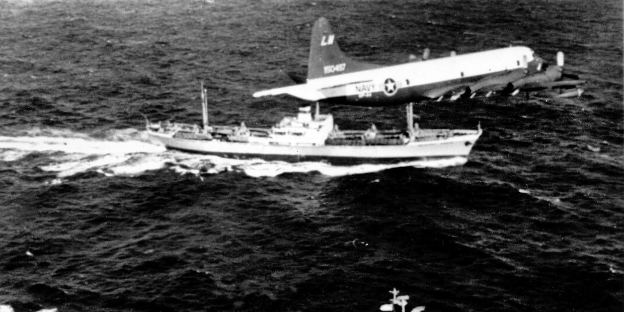 Самолет ВМС США Lockheed P-3A-20-LO Orion пролетает над советским судном Металлург Аносов в период Карибского кризис. 9 ноября 1962 года