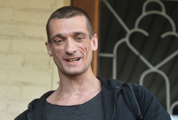 Художник Петр Павленский у здания Мещанского суда Москвы. 2016 год