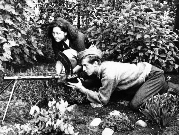 1944. Двое участников датского движения Сопротивления прикрывают попытку побега из тюрьмы в Копенгагене, Дания