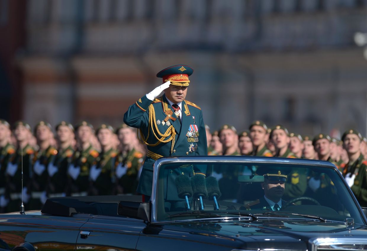 Министр обороны РФ Сергей Шойгу во время военного парада на Красной площади Министр обороны РФ Сергей Шойгу во время военного парада на Красной площади
