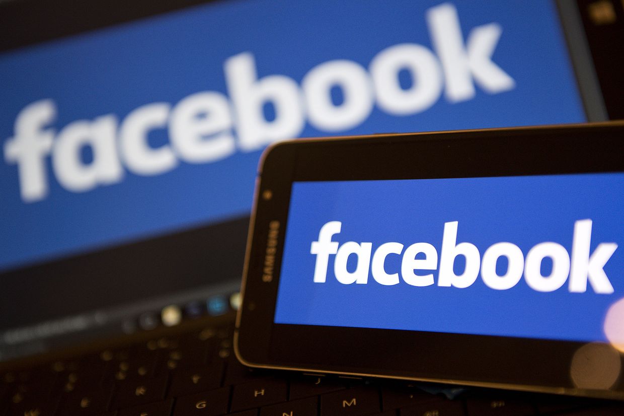 Логотип Facebook на экране смартфона и мониторе компьютера