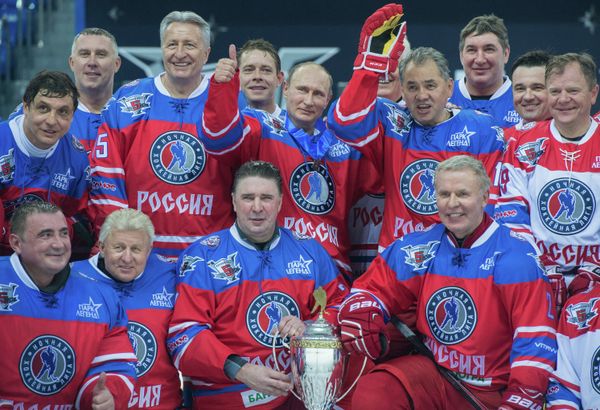 Президент РФ Владимир Путин после матча между сборной командой чемпионов Ночной хоккейной лиги (НХЛ) и сборной Правления и почетных гостей Ночной хоккейной лиги (НХЛ) Президент РФ Владимир Путин после матча между сборной командой чемпионов Ночной хоккейной лиги (НХЛ) и сборной Правления и почетных гостей Ночной хоккейной лиги (НХЛ)