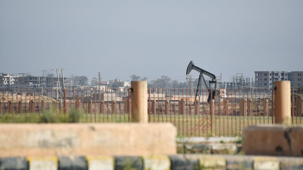 Нефтяная скважина на окраине Дейр-эз-Зора, Сирия