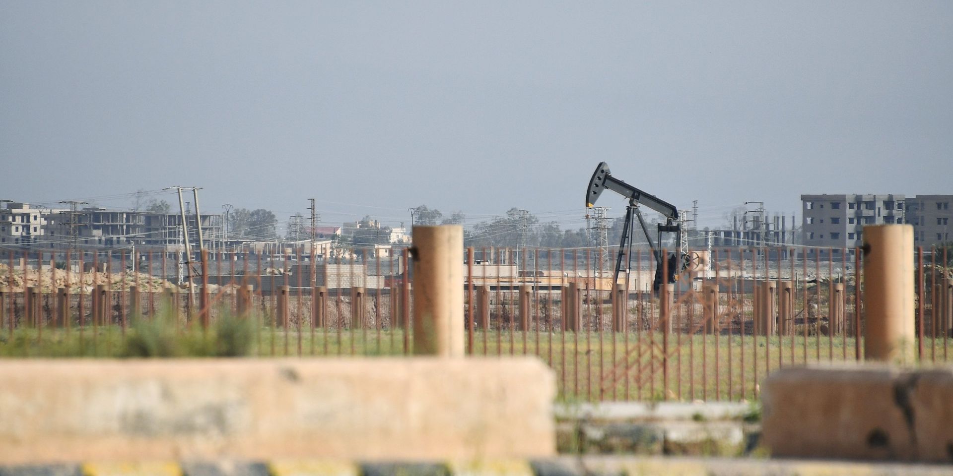 Нефтяная скважина на окраине Дейр-эз-Зора, Сирия Нефтяная скважина на окраине Дейр-эз-Зора, Сирия - ИноСМИ, 1920, 22.09.2020