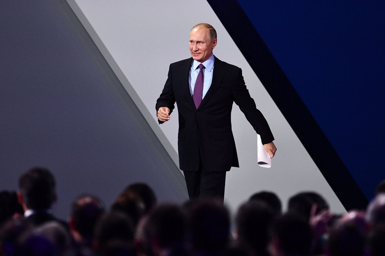 Владимир Путин перед выступлением на пленарной сессии инвестиционного форума ВТБ Капитал Россия зовет!. 24 октября 2017