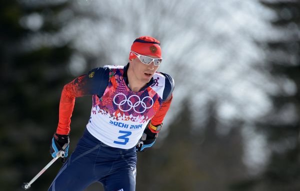 Александр Легков (Россия) на дистанции масс-старта в соревнованиях по лыжным гонкам среди мужчин