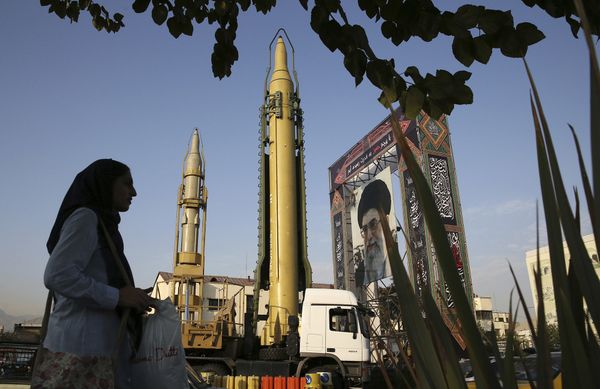 Твердотопливная ракета Ghadr-H на площади Бахарестан в Тегеране, Иран Твердотопливная ракета Ghadr-H на площади Бахарестан в Тегеране, Иран