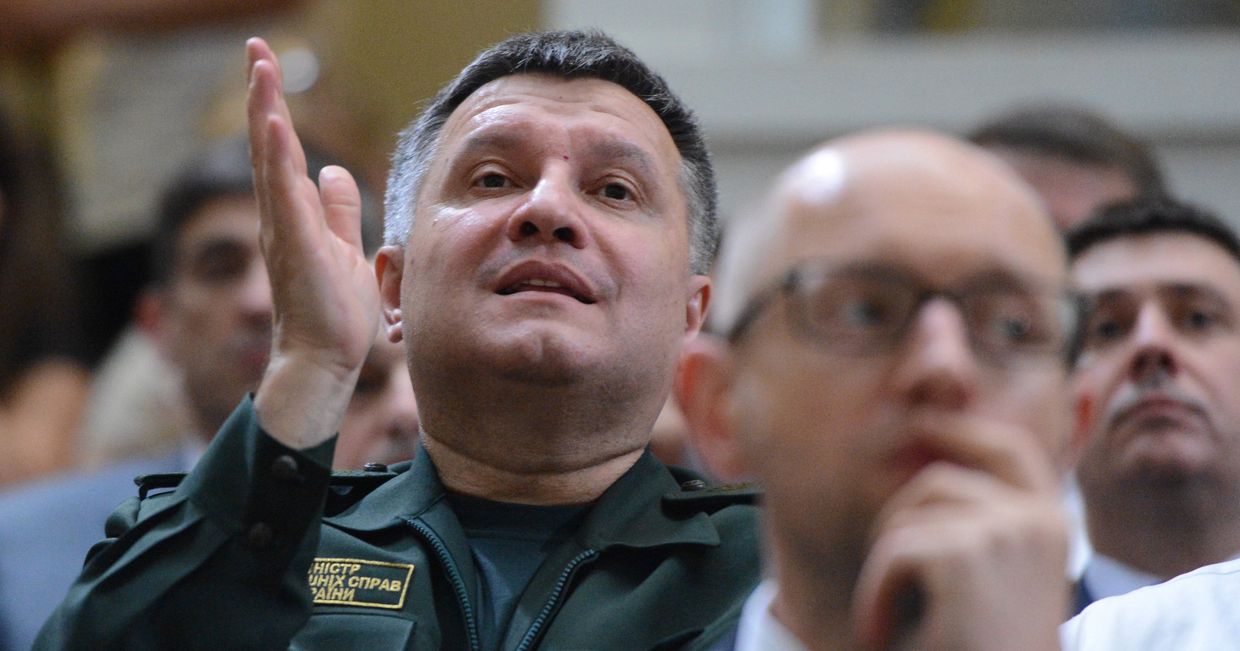Министр внутренних дел Украины Арсен Аваков на первом съезде новой партии Народный фронт в Киеве. Справа - премьер-министр Украины Арсений Яценюк. Сентябрь 2014