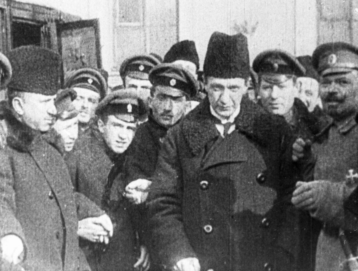 Александр Федорович Керенский, министр юстиции Всероссийского Временного Правительства среди военных
