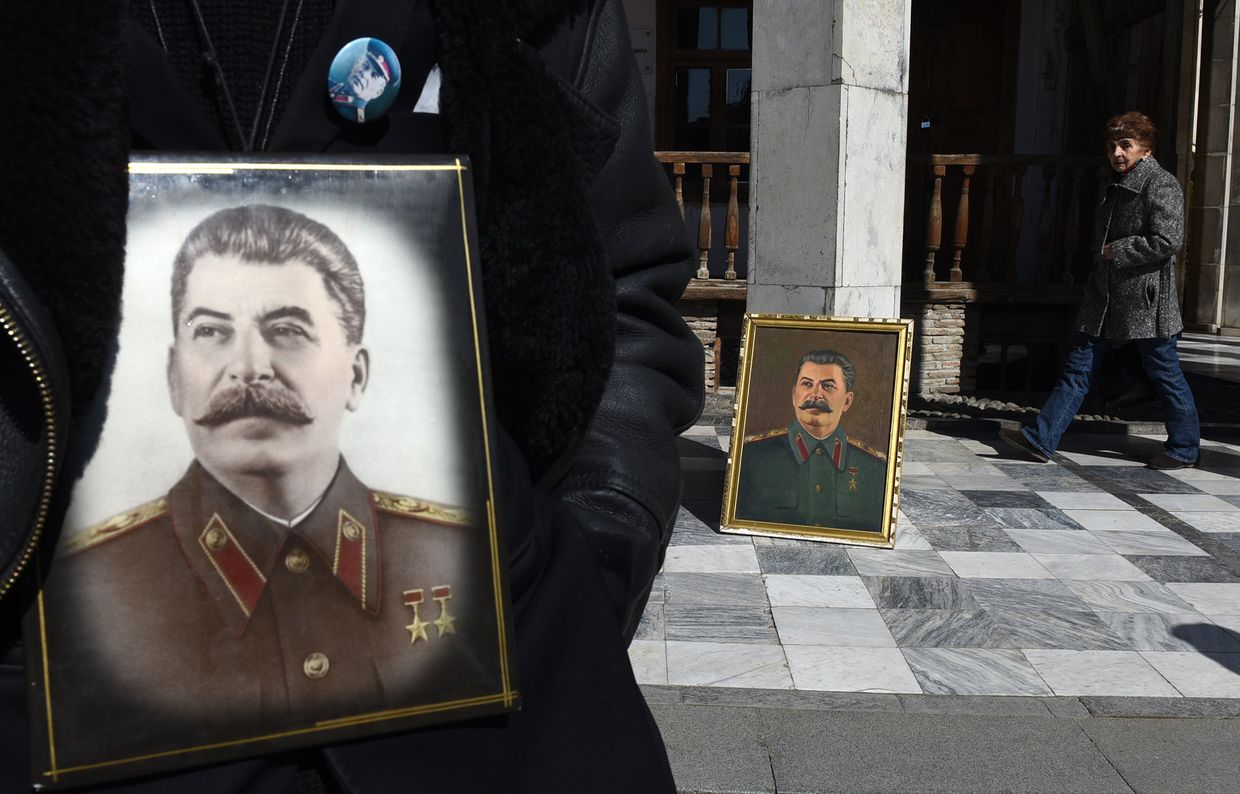 Люди с портретами Иосифа Сталина в родном городе вождя Гори в 64-ю годовщину смерти Сталина