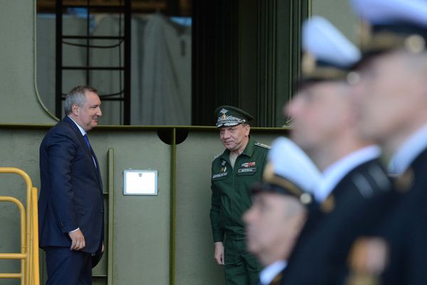 Вице-премьер правительства РФ Дмитрий Рогозин (слева) и заместитель министра обороны РФ Юрий Борисов во время церемонии закладки атомных подводных лодок четвертого поколения «Князь Олег» проекта «Борей», «Красноярск« проекта «Ясень» и «Хабаровск» на предприятии ОАО «ПО Севмаш» в Северодвинске