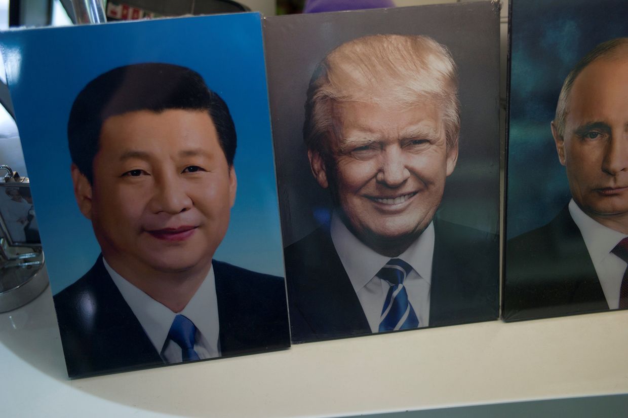 Портреты председателя КНР Си Цзиньпина, президента США Дональда Трампа и президента России Владимира Путина в магазине в Пекине