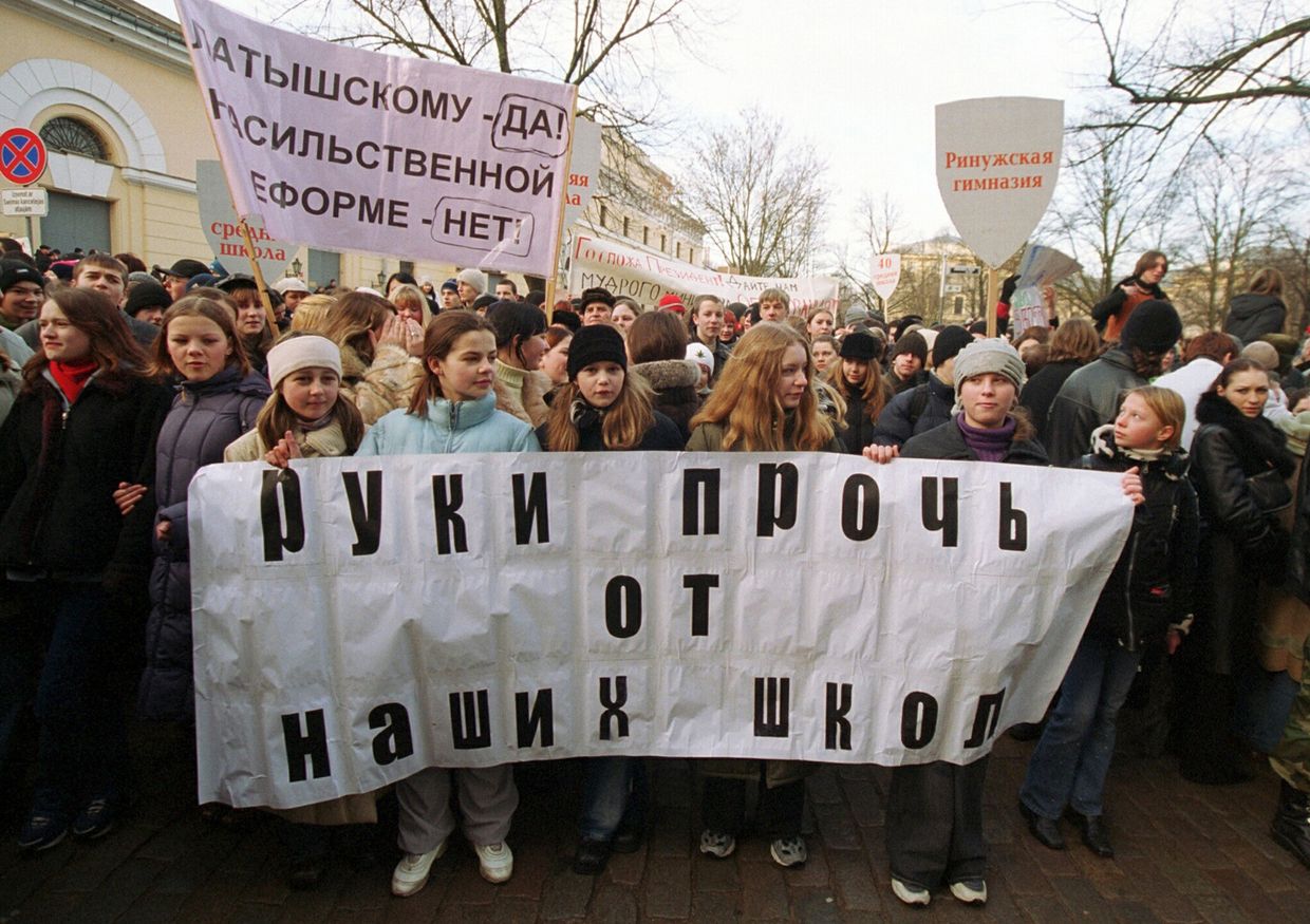 Акция протеста против закона, требующего преподавать в школах только на латышском языке