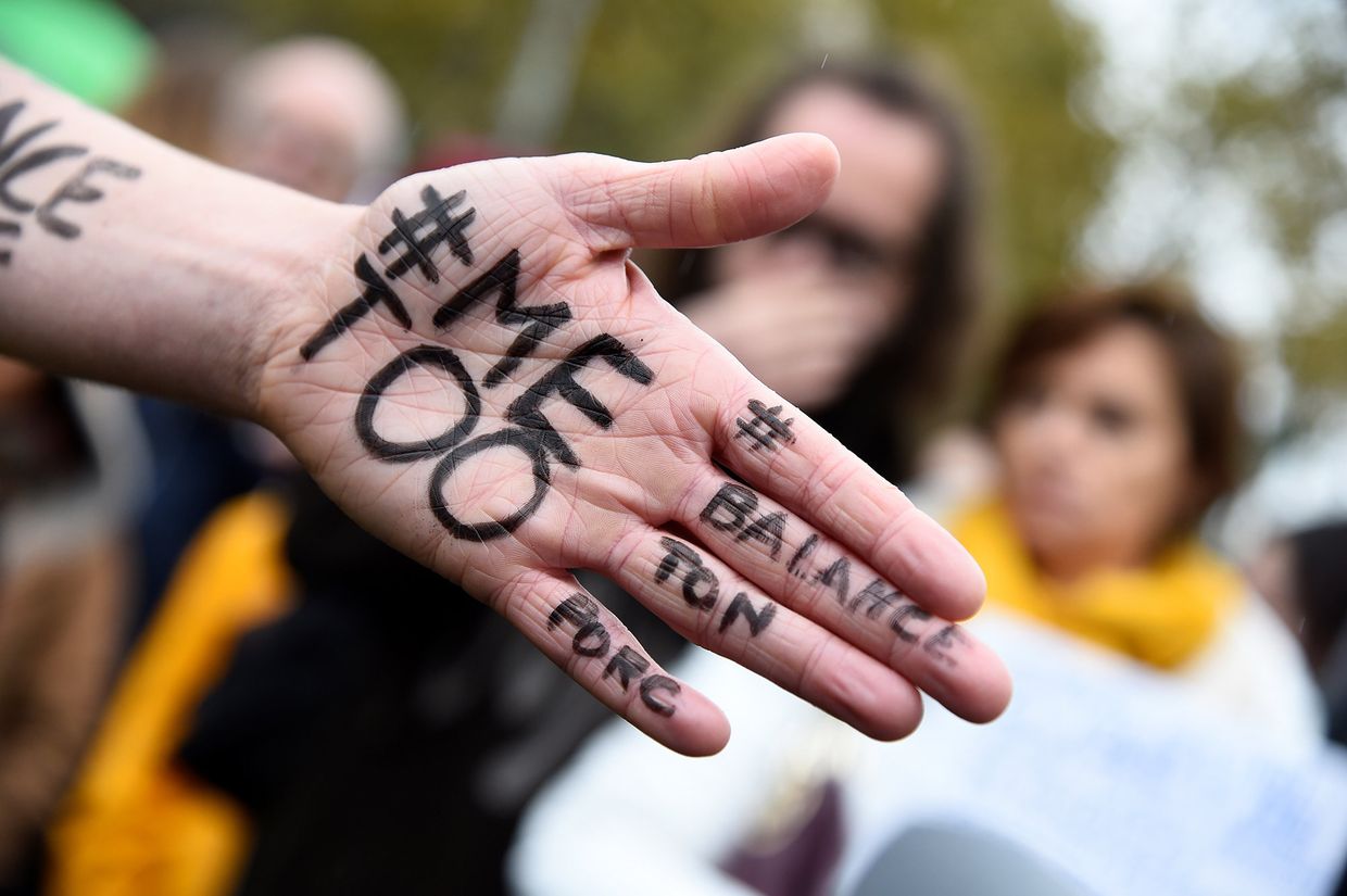 Тег #MeToo на руке во время акции протеста против гендерного и сексуального насилия