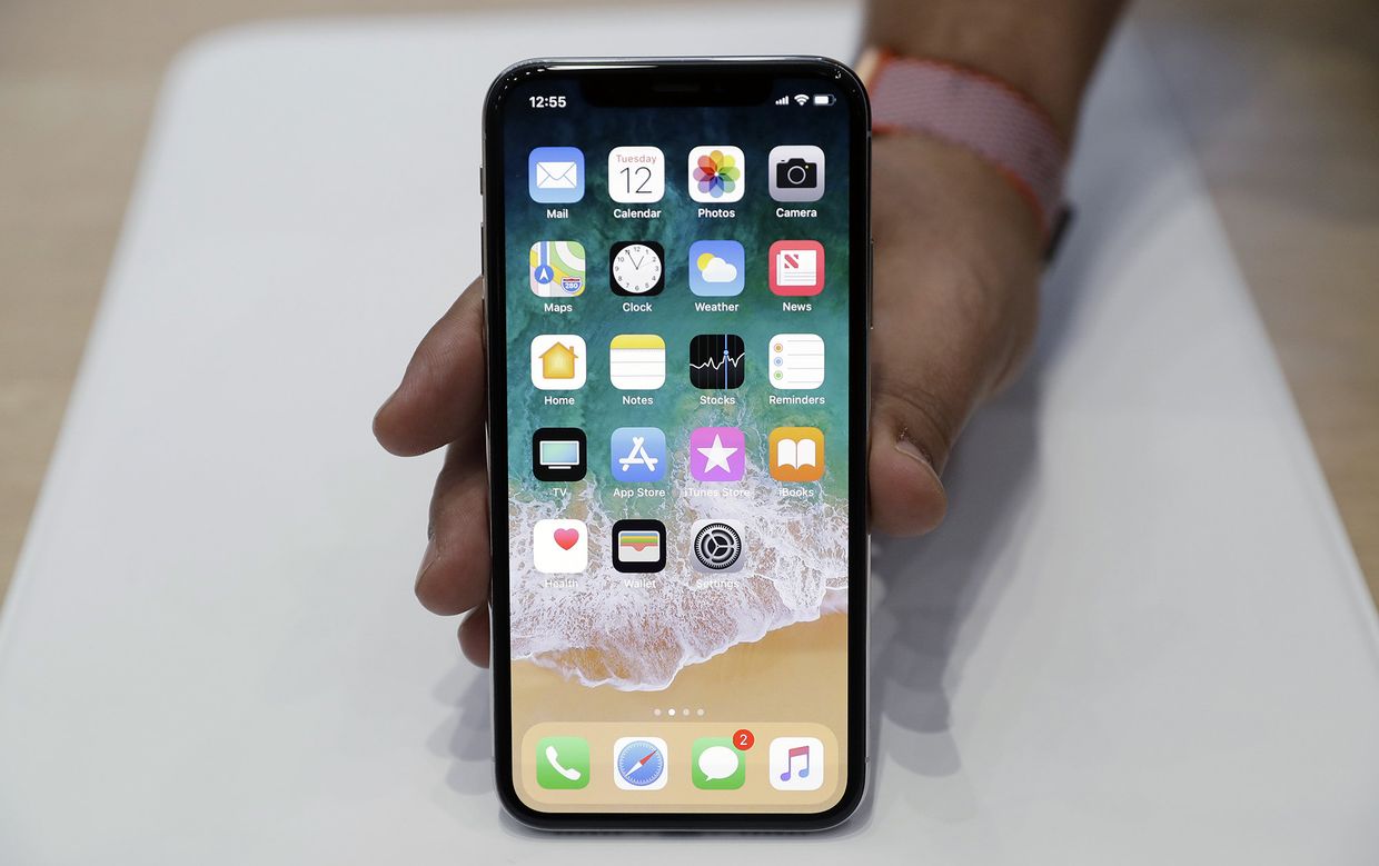 Тестирование смартфона iPhone X в штаб-квартире Apple в Купертино Тестирование смартфона iPhone X в штаб-квартире Apple в Купертино
