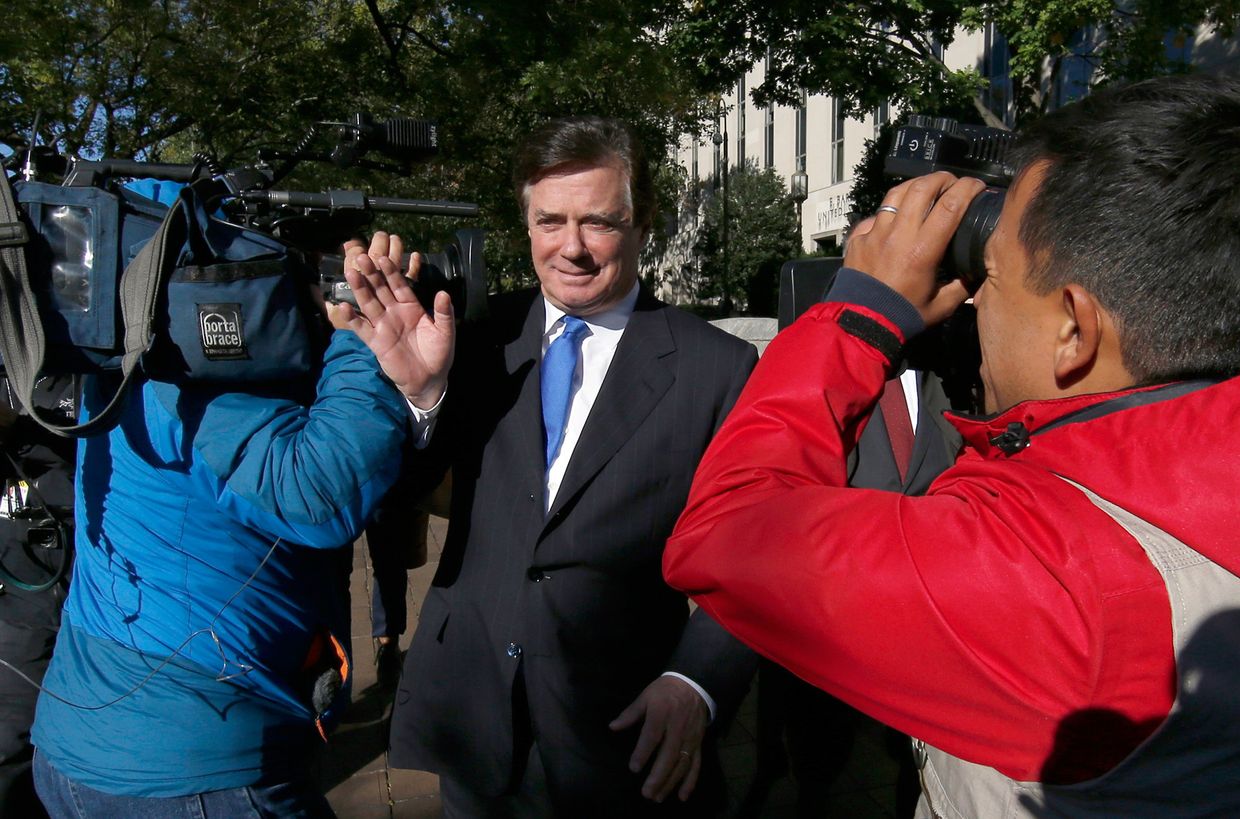 Экс-глава предвыборного штаба Трампа Пол Манафорт у здания федерального окружного суда в Вашингтоне
