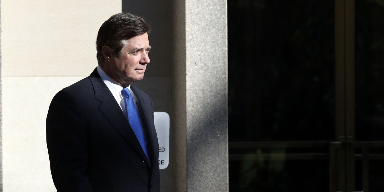Экс-глава предвыборного штаба Трампа Пол Манафорт после заседания суда в Вашингтоне. 30 октября 2017