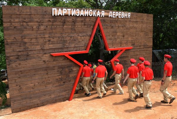 Посетители в историческом комплексе Партизанская деревня парка Патриот на острове Русский Посетители в историческом комплексе Партизанская деревня парка Патриот на острове Русский