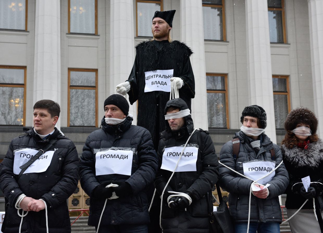 Участники митинга за децентрализацию власти у здания Верховной Рады в Киеве. 19 января 2017