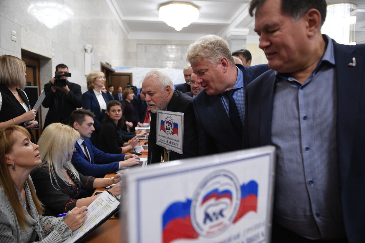 Депутаты перед началом заседания, на котором пройдут выборы главы фракции Единая Россия в Государственной Думе. 9 октября 2017