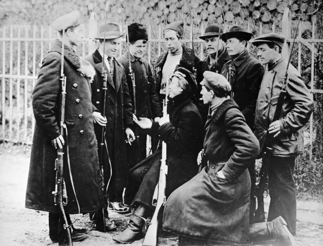 Группа красногвардейцев в карауле у Смольного. Петроград. 1917 год