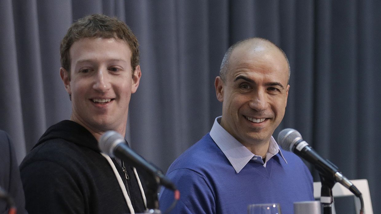 Предприниматель Юрий Мильнер и руководитель компании Facebook Inc. Марк Цукерберг