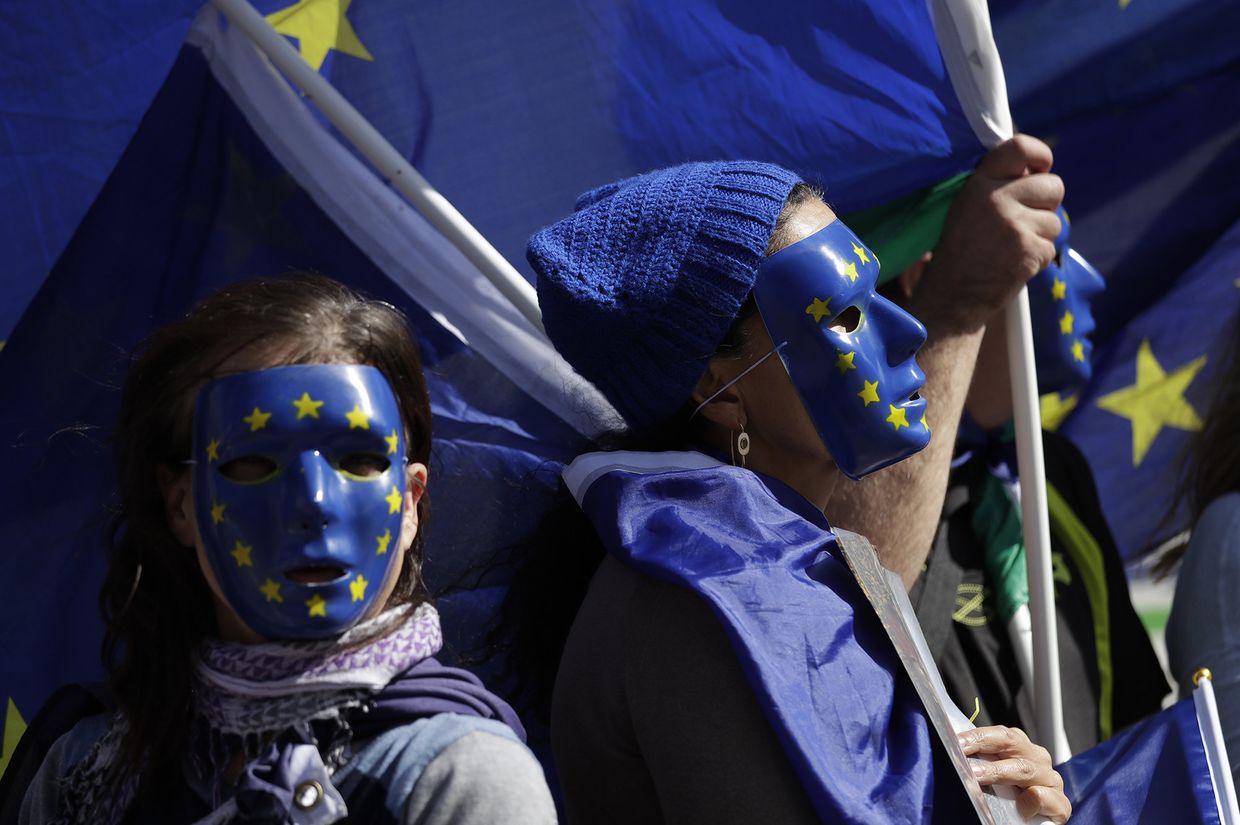 Противники Brexit во время акции протеста у здания парламента в Лондоне