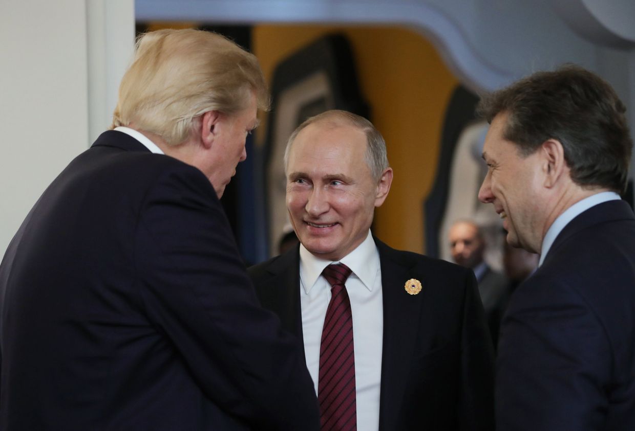 Президент США Дональд Трамп и президент РФ Владимир Путин в перерыве рабочего заседания лидеров экономик форума Азиатско-Тихоокеанского экономического сотрудничества. 11 ноября 2017