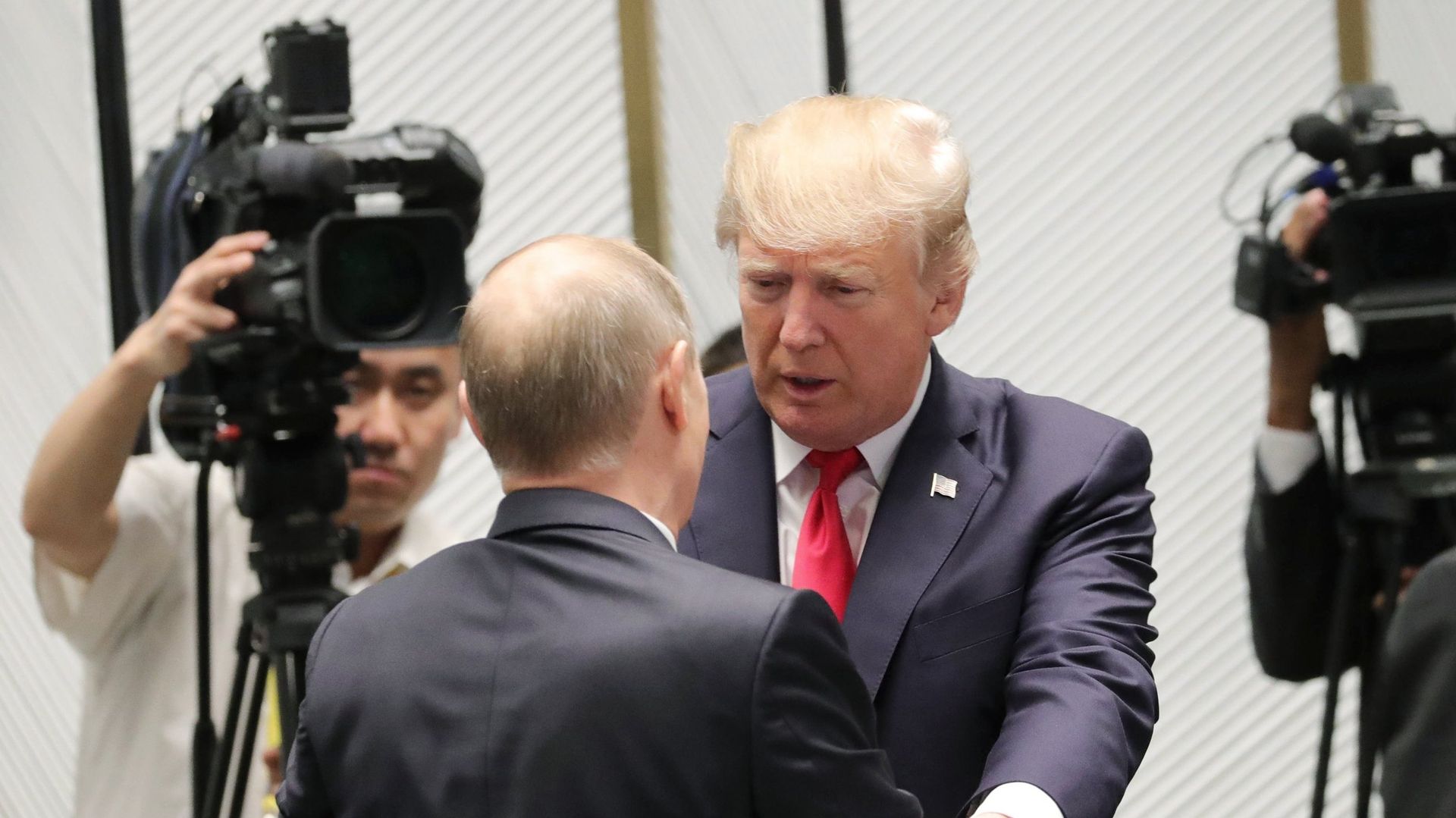Президент США Дональд Трамп и президент РФ Владимир Путин перед рабочим заседанием лидеров экономик форума Азиатско-Тихоокеанского экономического сотрудничества. 11 ноября 2017 - ИноСМИ, 1920, 18.07.2025