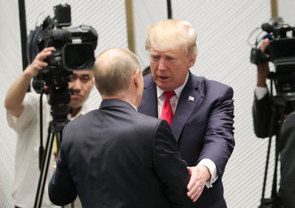 Президент США Дональд Трамп и президент РФ Владимир Путин перед рабочим заседанием лидеров экономик форума Азиатско-Тихоокеанского экономического сотрудничества. 11 ноября 2017