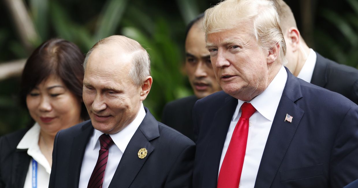 Президент России Владимир Путин и президент США Дональд Трамп на саммите АТЭС во Вьетнаме. 11 ноября 2017