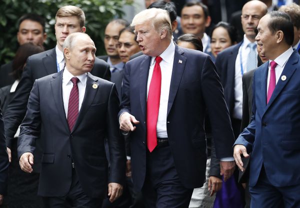 Президент России Владимир Путин и президент США Дональд Трамп на саммите АТЭС во Вьетнаме. 11 ноября 2017