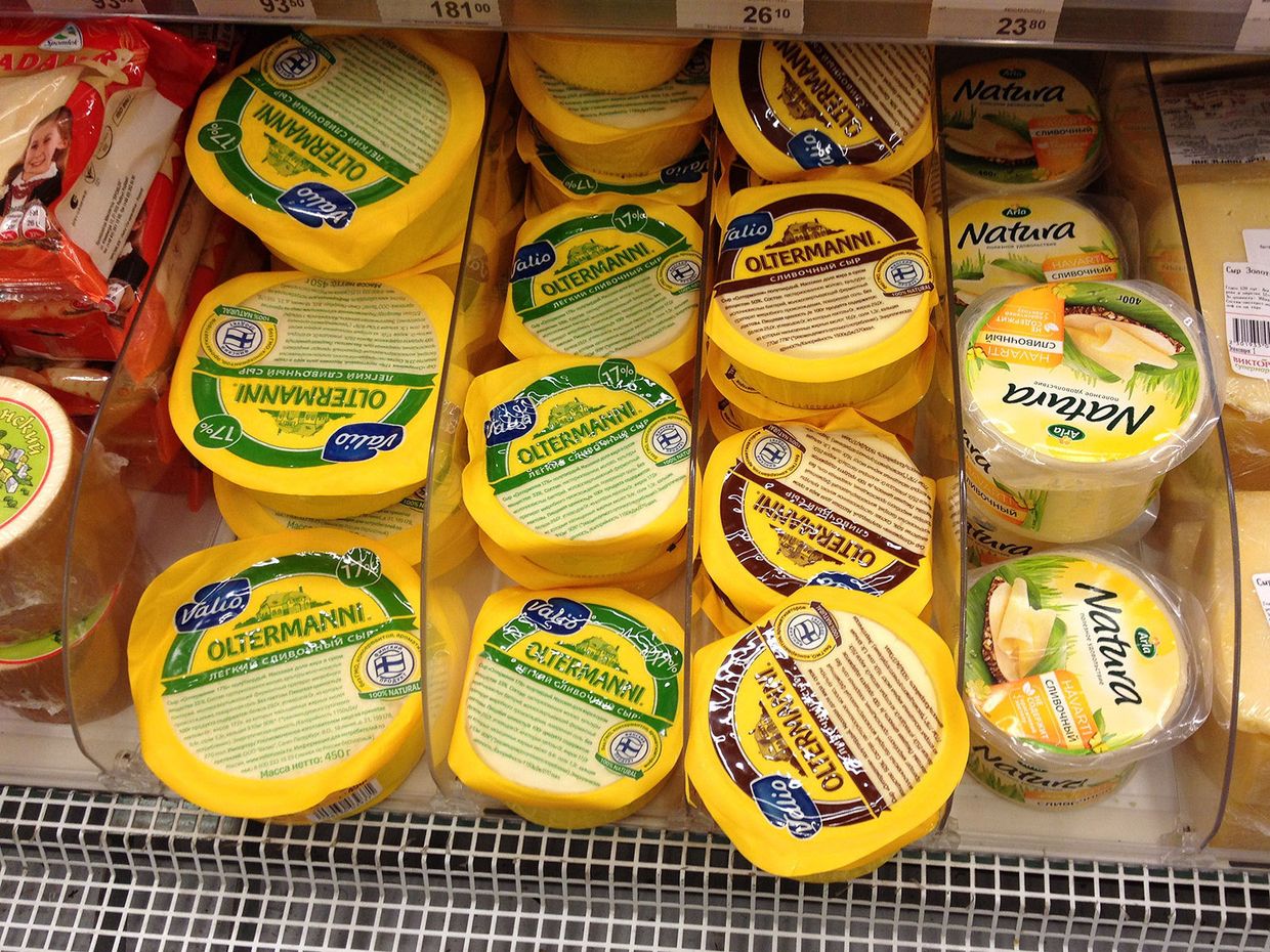 Финские сыры Oltermanni в продуктовом магазине в Москве