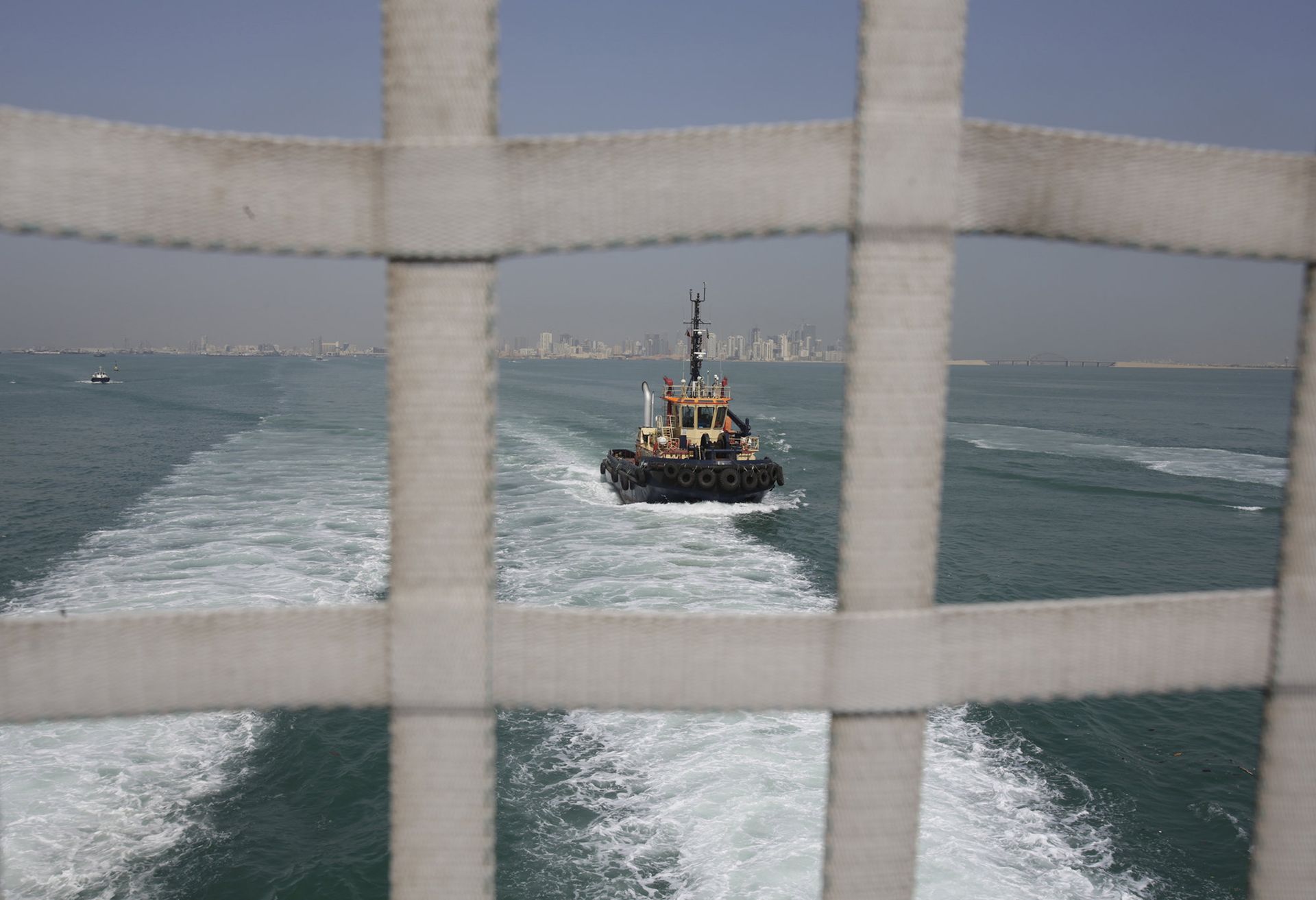 Патрульный катер, сфотографированный с борта транспортного корабля USNS Choctaw County армии США в Персидском заливе - ИноСМИ, 1920, 23.03.2026