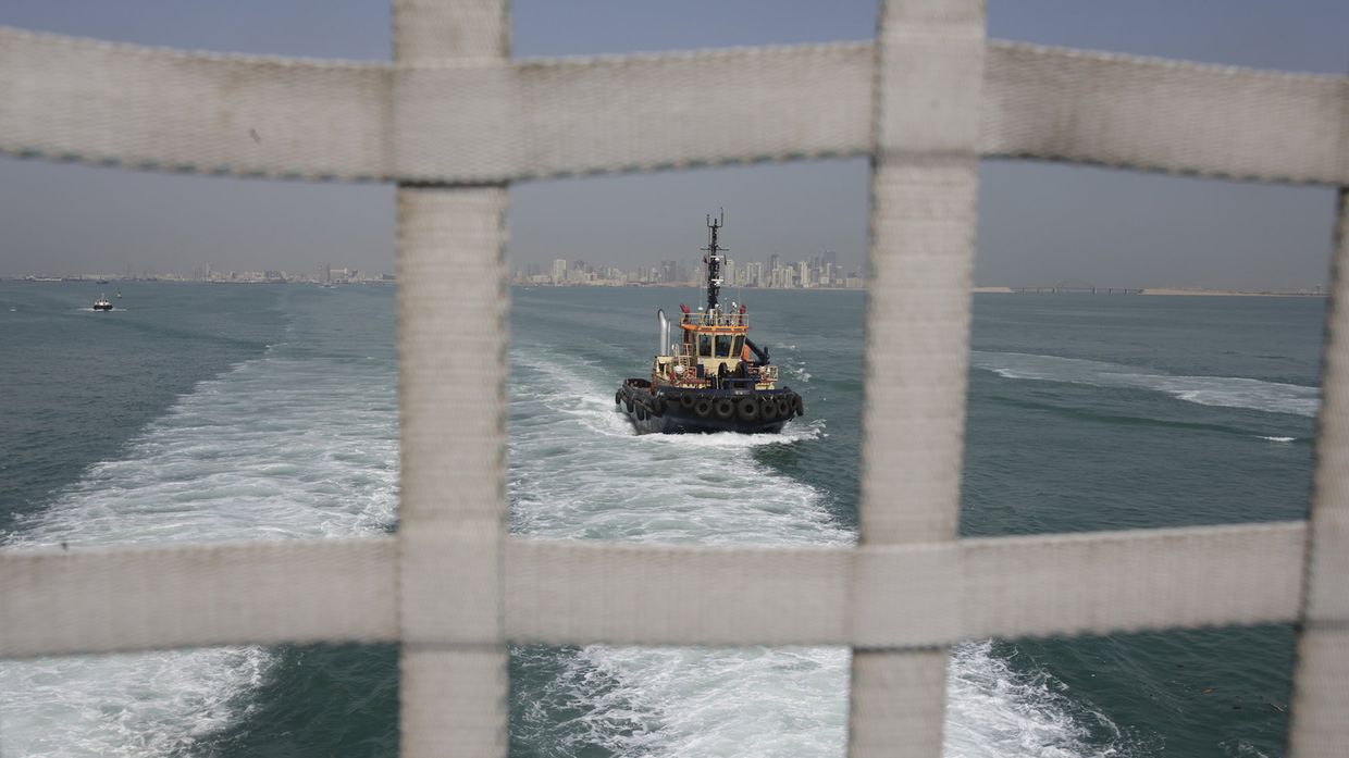Патрульный катер, сфотографированный с борта транспортного корабля USNS Choctaw County армии США в Персидском заливе