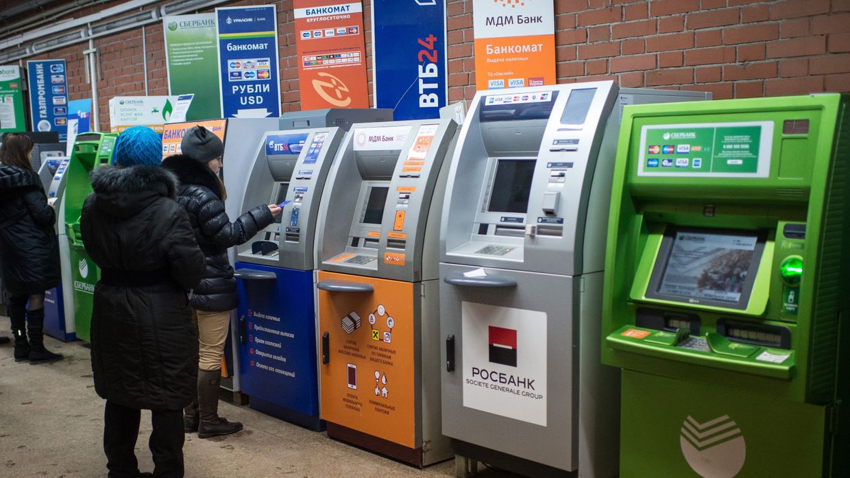 Банкоматы в одном из торговых центров Омска