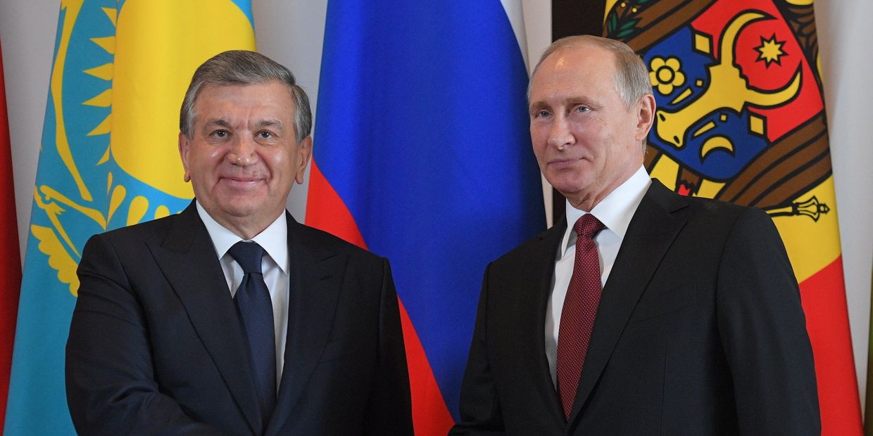 Президент РФ Владимир Путин и президент Узбекистана Шавкат Мирзиеев на церемонии официальной встречи глав государств - участников СНГ. 11 октября 2017