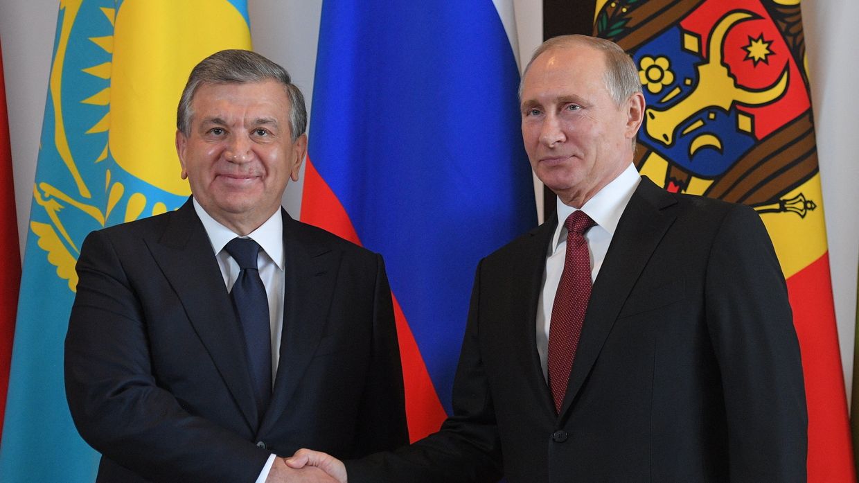 Президент РФ Владимир Путин и президент Узбекистана Шавкат Мирзиеев на церемонии официальной встречи глав государств - участников СНГ. 11 октября 2017